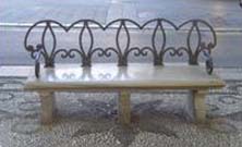 Banco de m&aacute;rmol y respaldo de hierro